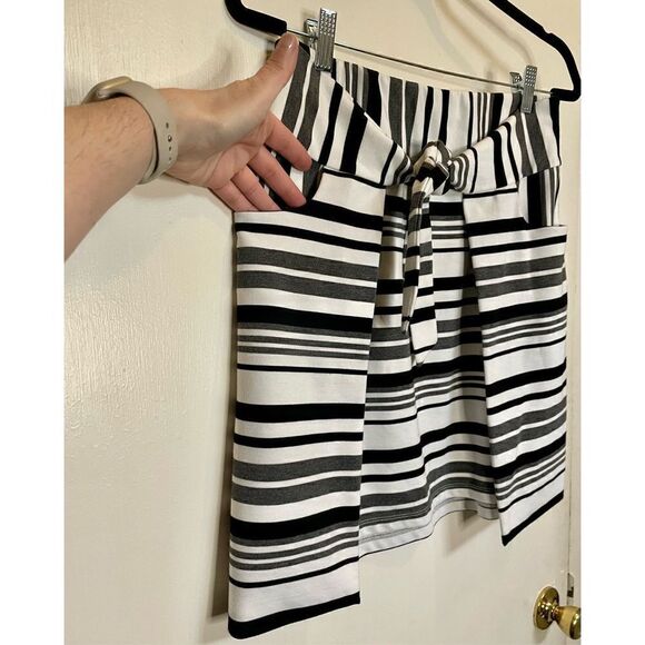 🔴 CAbi Small Grandstand Skirt #5185 Black White & Gray with Pockets - Picture 6 of 12